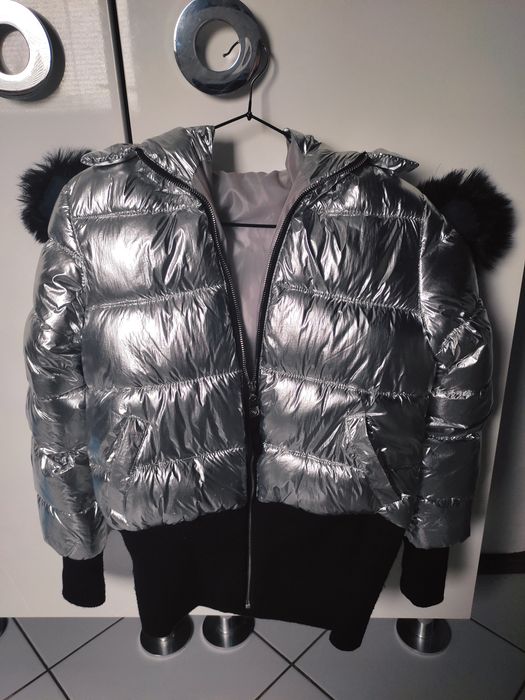 Srebrna metaliczna kurtka z kapturem zakonczony futerkiem zdejmowany