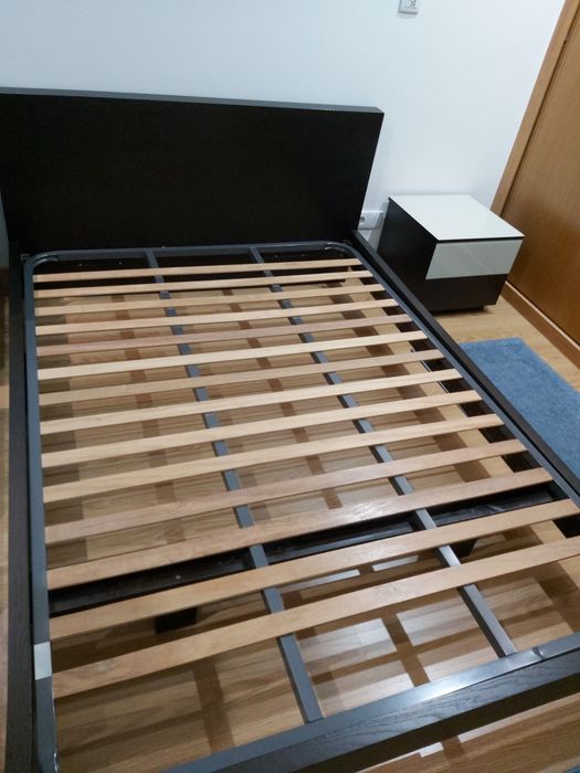 Cama de casal com estrado, mesa de cabeceira e mesa de sala