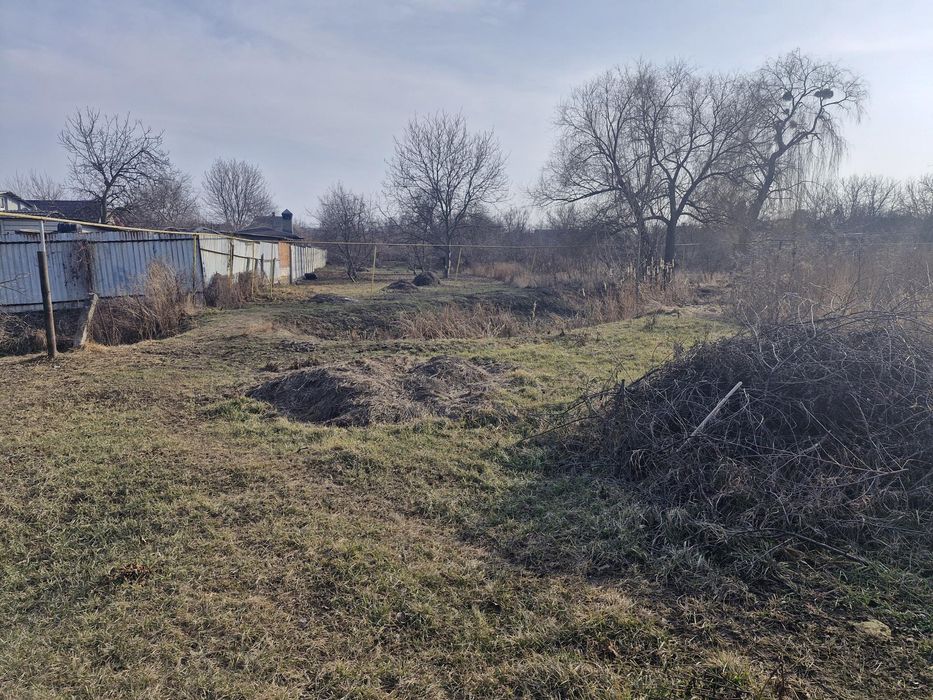 Продається 1/2 житлового будинку з ділянкою 10 соток та маленьким пруд