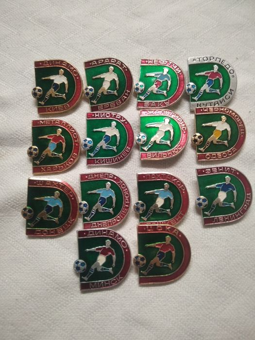 Продам значки футбол