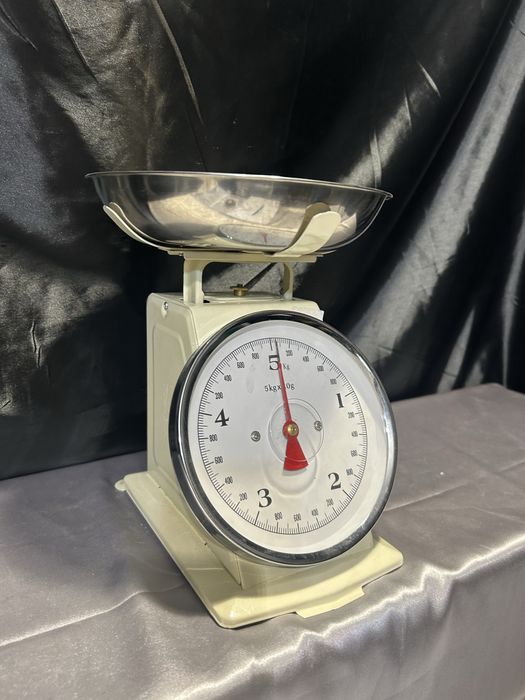 Waga kuchenna – Kremowa z metalowym talerzykiem – Skala do 5 kg