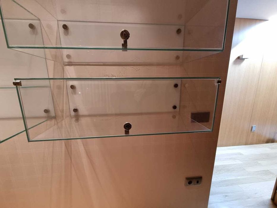 Caixas/Vitrines em Vidro Temperado com Fechadura
