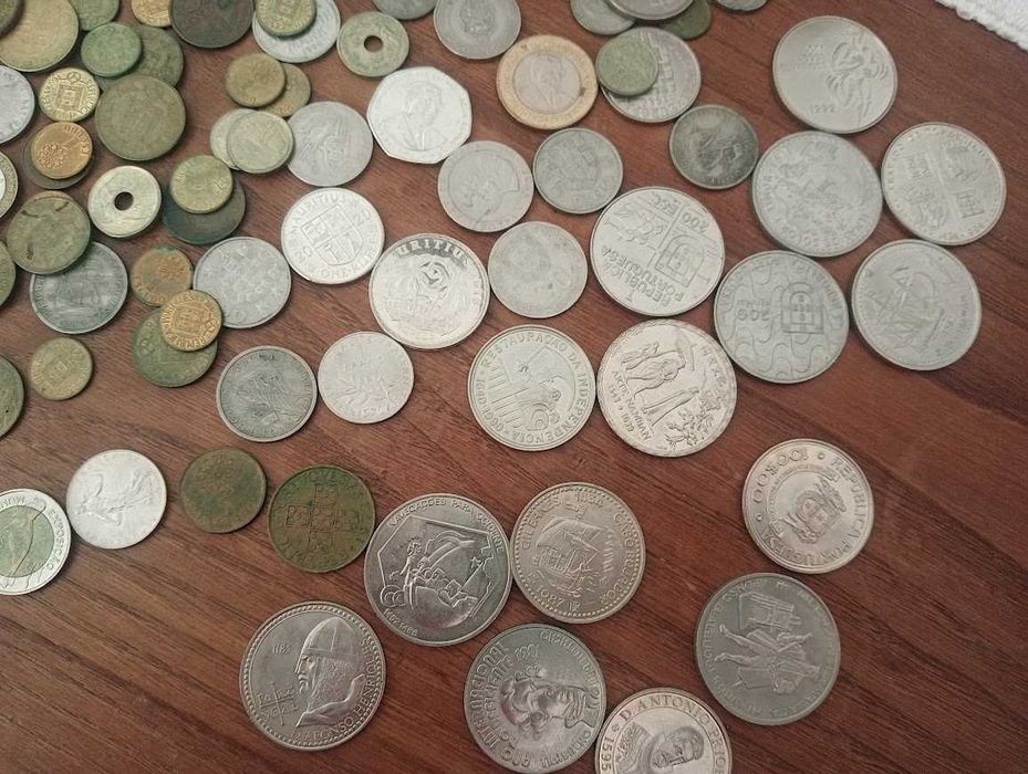 lote de dezenas de moedas portuguesas e estrangeiras- bom estado