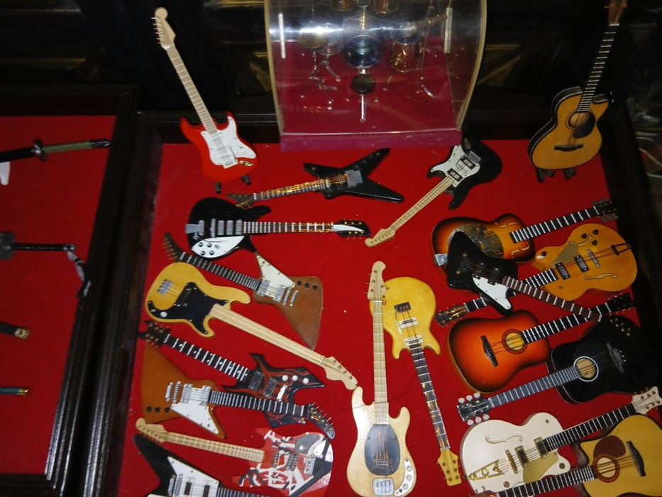 Colecao 20 Guitarra + 1 bateria em minitura