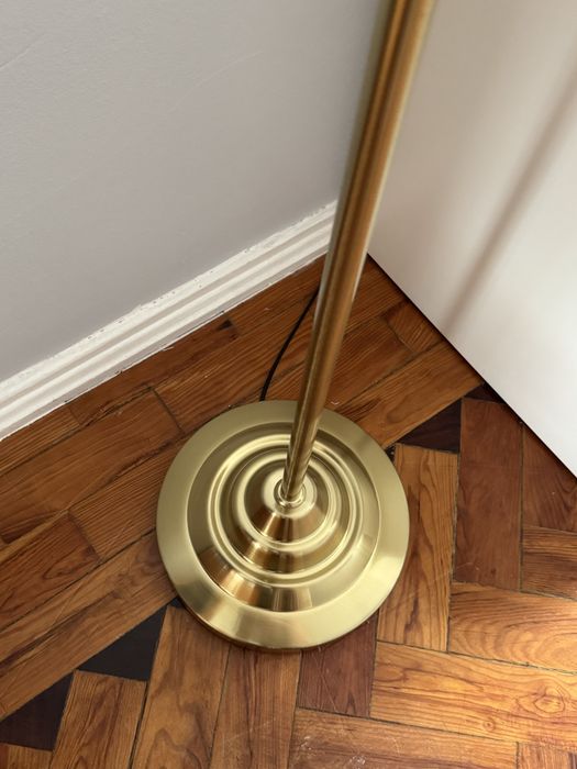 Candeeiro de pé dourado