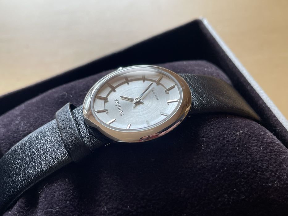 Pandora, klasyczny przepiekny zegarek.