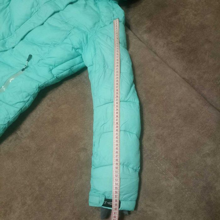 Жіноча куртка бренду High Experience.