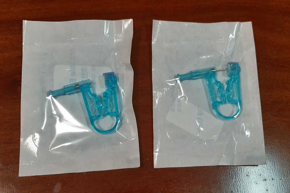 Одноразовый стерильный инструмент для прокола ушей без воспаления