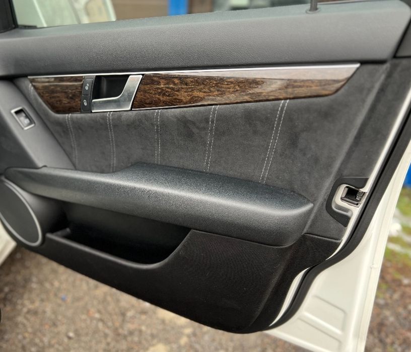 Перетяжка сидений , дверных карт , потолков и т.д