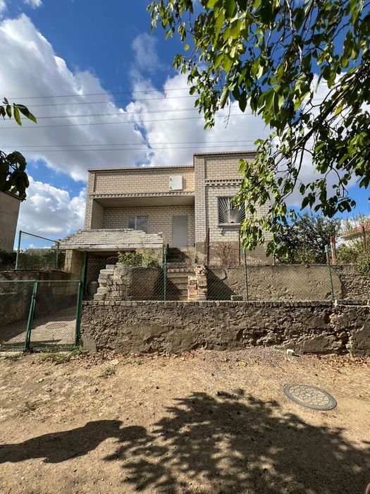 Продаётся дом у озера, пригород Черноморска.