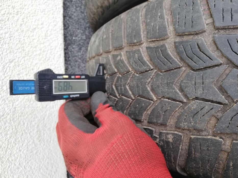 4 opony zimowe Dębica 205/60R16. Bieżnik około 5-6mm.