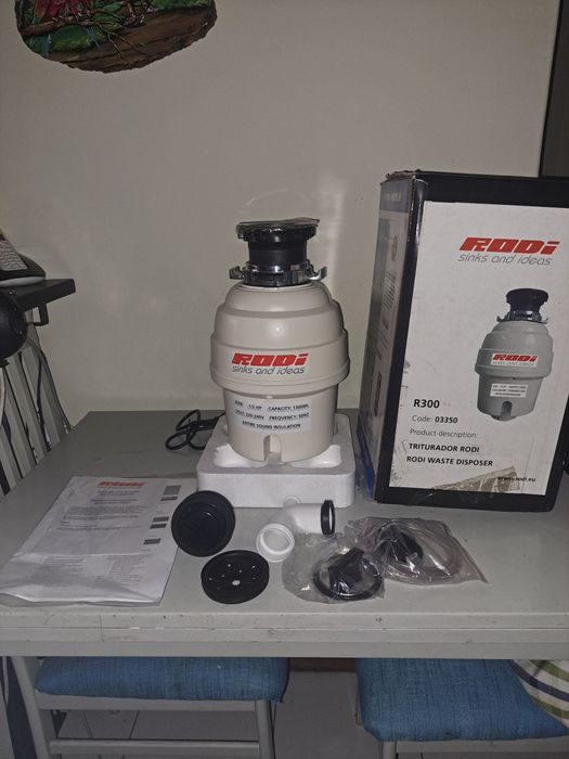 Vendo um triturador de resíduos alimentares Rodi R300 com isolamento acústico total e capacidade de 1300 ml. Novo sem uso algum  com manuais.