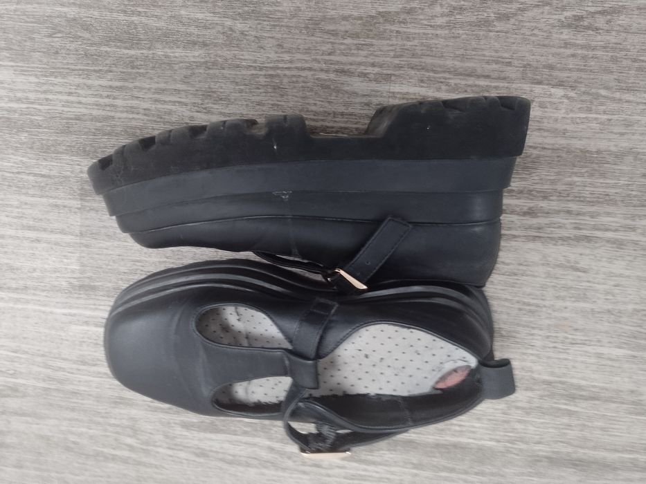 Sprzedam damskie buty rozmiar 40.