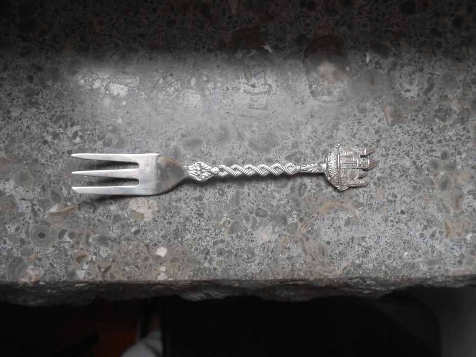 Pequeno garfo de colecçao com Basilica de Echternacn