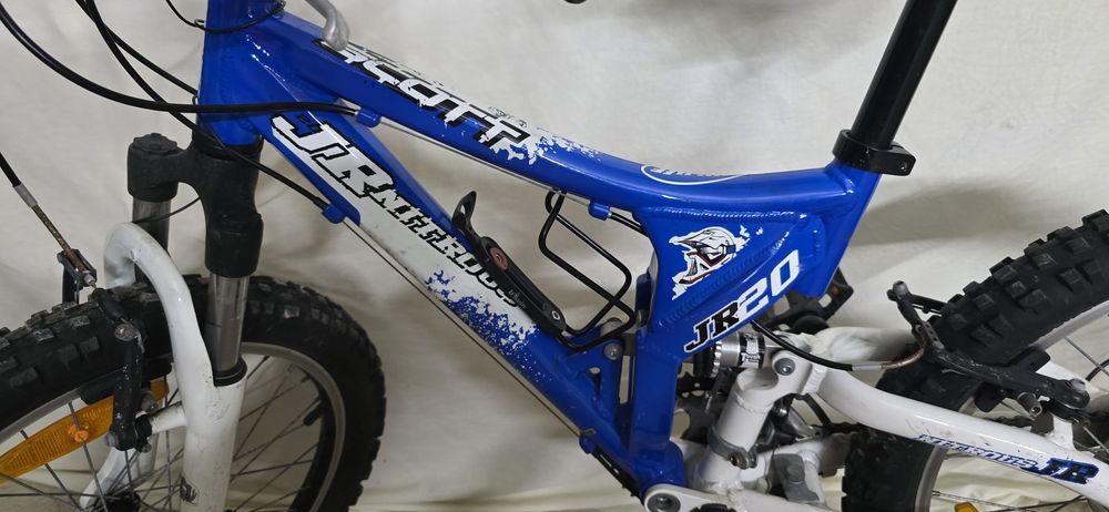 bicicleta de montanha Scott Nitrous JR20 azul e branca com suspensão total.