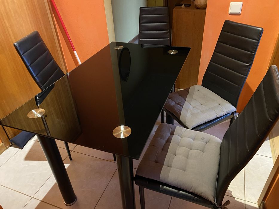 Mesa de vidro de jantar com 4 cadeiras e 2 candeeiros