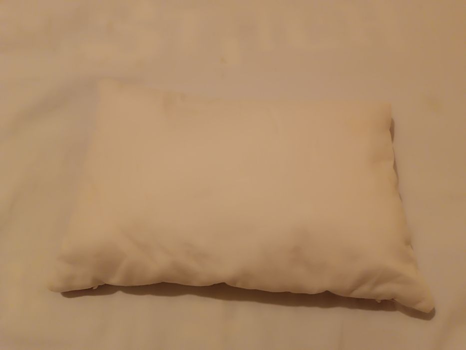 Almofada decorativa com o nome Lara para cama de menina