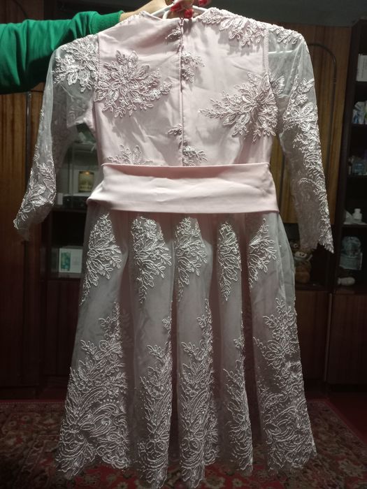 Платье с вышивками на девочку розовое ,рост128