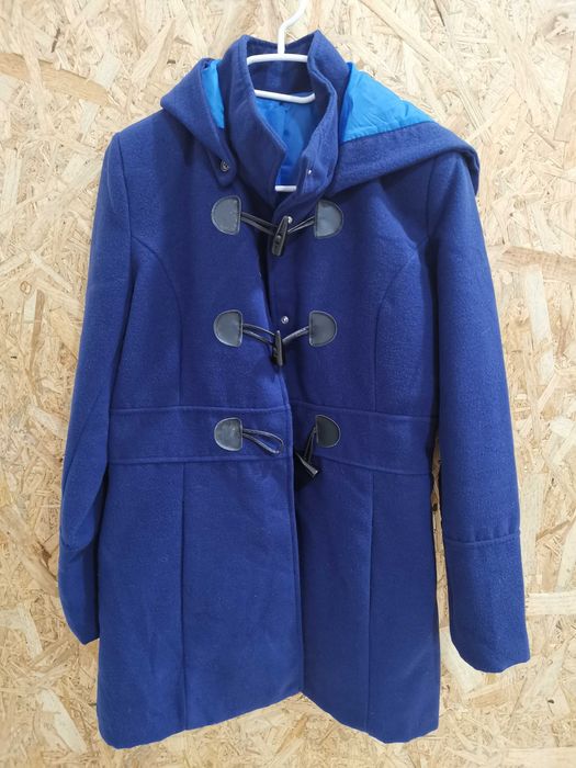 Casaco com capuz de cor azul