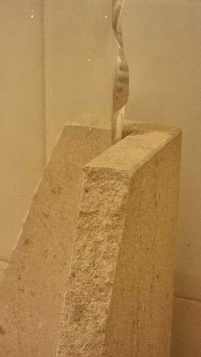 Aparador em pedra e acrílico com tampo de vidro