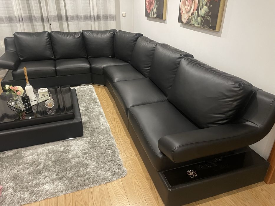 Sofa com  espaco para 9 pessoas mais mesa