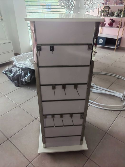 Móvel em ótimo estado para oferta dos grampos p/pendurar