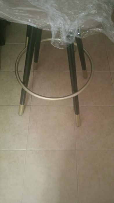 Bancos altos em bom estado pretos e dourado e cinza