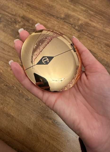 Puder Charlotte Tilbury w kompakcie