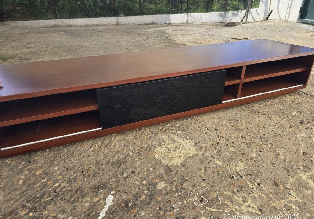 Móvel de sala com porta de vidro preto deslizante