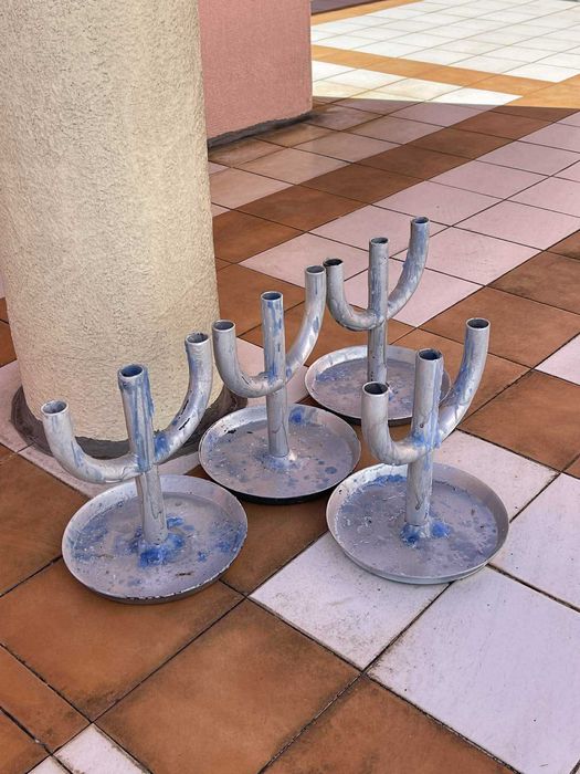 Castiçais de metal para velas grandes