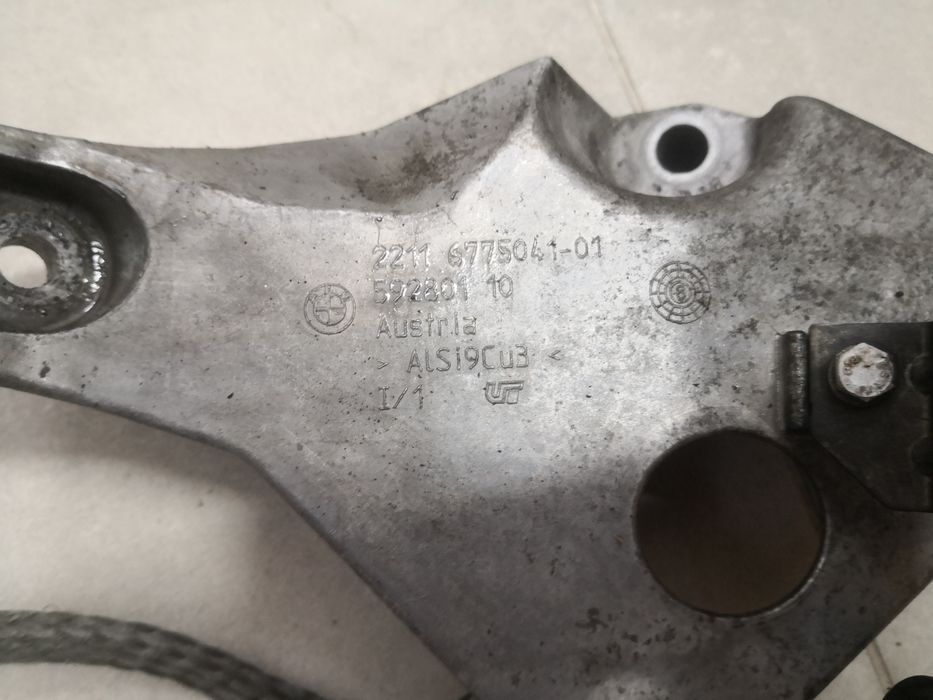 Wspornik łapa silnika BMW e90 e91 e92 e87 e81 e82 e88 N47 lewa