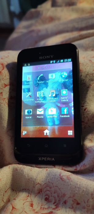 Smartfon Sony Xperia st21 i Ładowarka Wyświetlacz