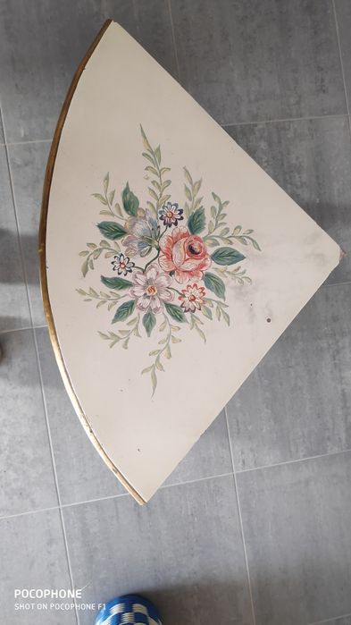 Mesa de canto em madeira pintada