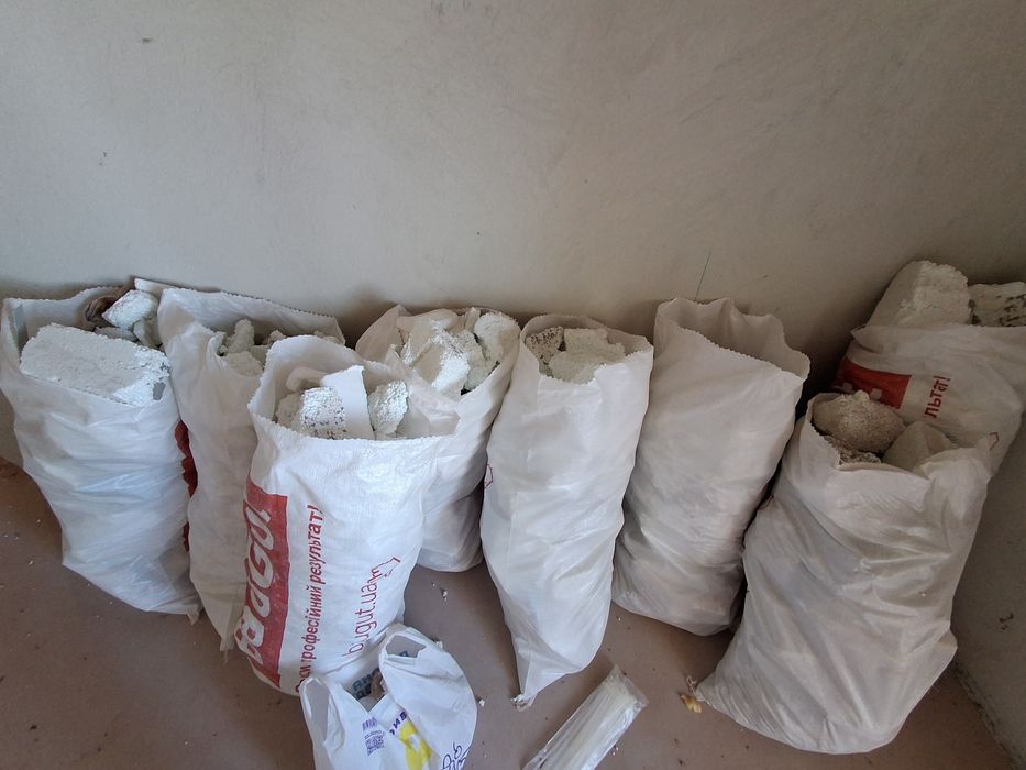 Безкоштовно віддам  биту цеглу, бетон