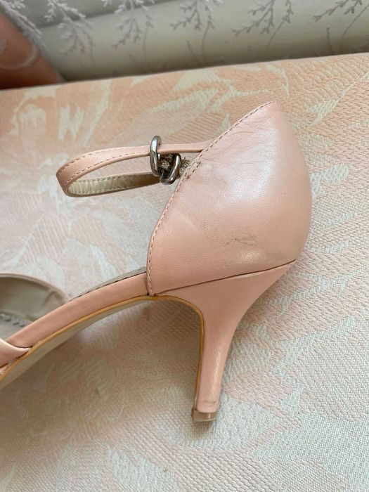 Нюдові елегантні шкіряні босоніжки