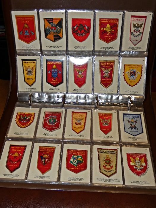 Coleção calendários de Galhardetes dos bombeiros portugueses de 2003