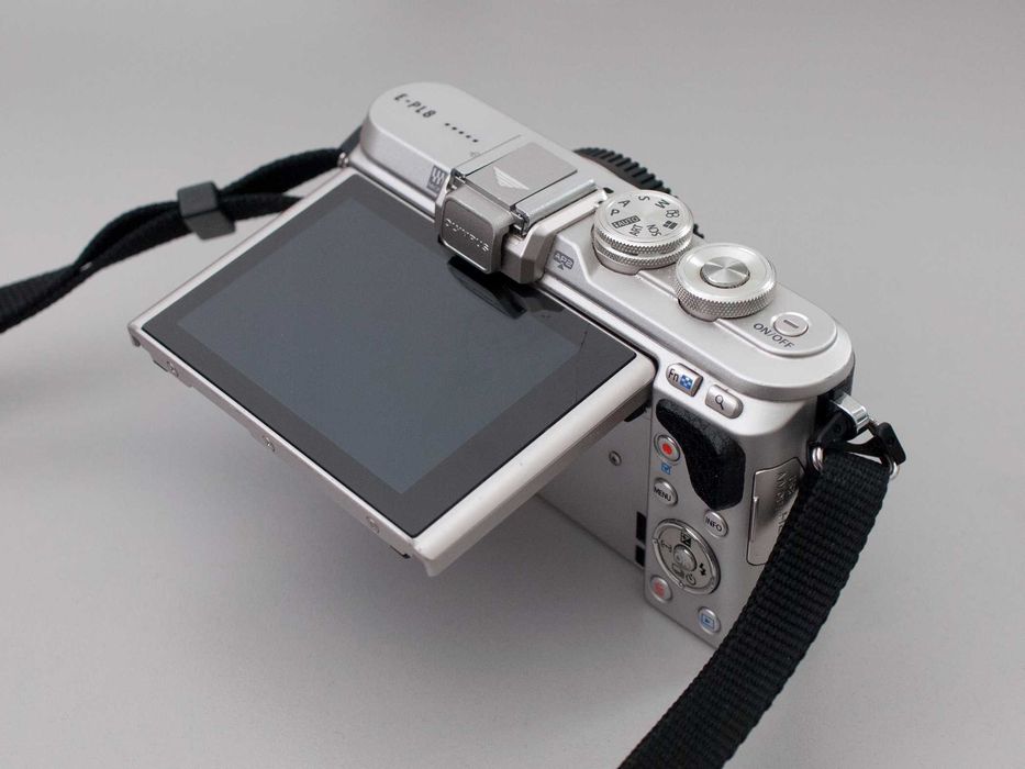 Olympus PEN E-PL8 16.1MP (Body + Flash + Extra Battery + Charger)64584326958977121
