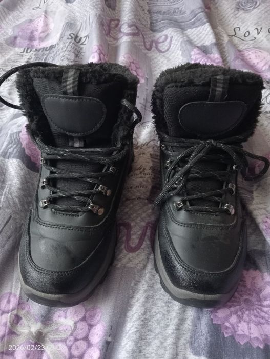 Різне взуття для хлопчиків