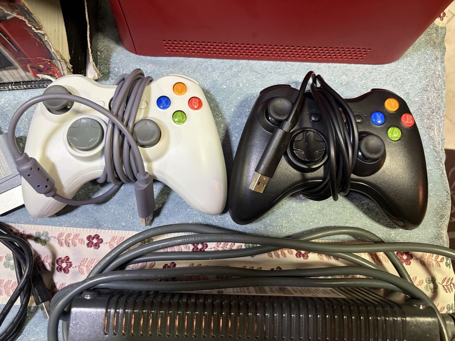 Xbox 360 Edição Limitada Resident Evil + 2 comandos + Caixa e manuais