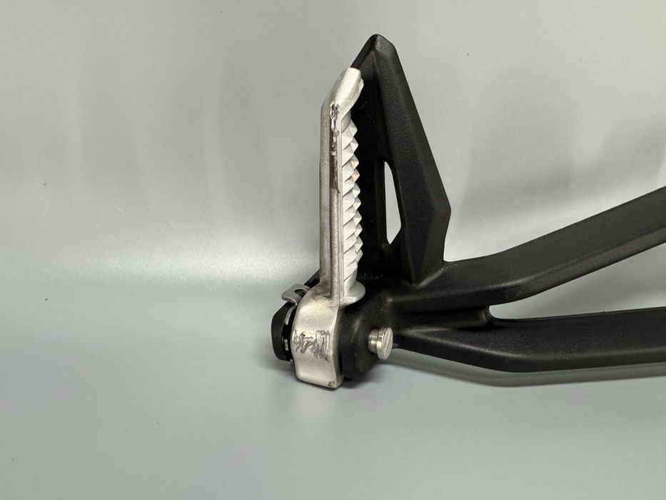 Podnóżek pasażera prawy Triumph Street Triple 765 RS 2024 ROK