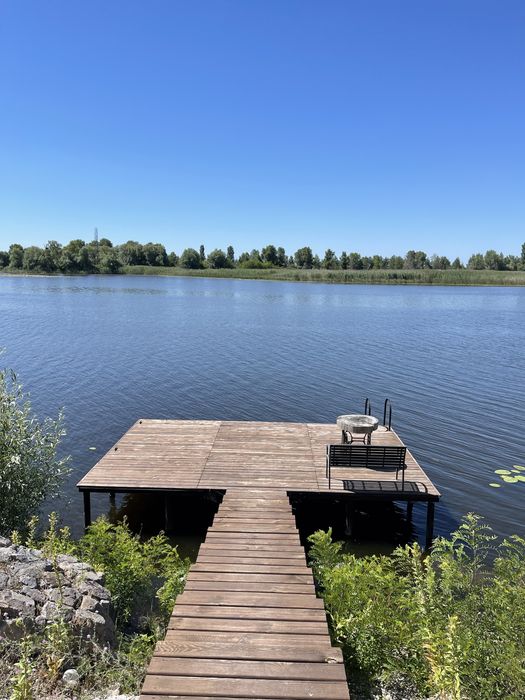 Оренда будинку в лісі біля річки з банею .