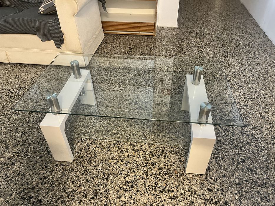 Mesa de branco e vidro