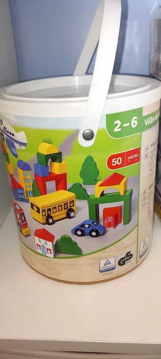 Vila - Balde com Peças de Madeira da Playtive