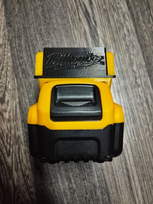 Адаптер перехідник акумулятор DeWALT на інструмент Milwaukee M18