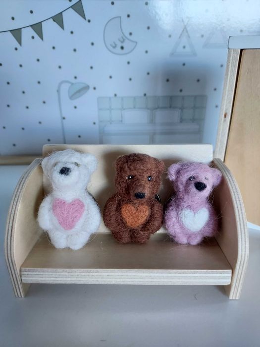 brązowa broszka z wełny