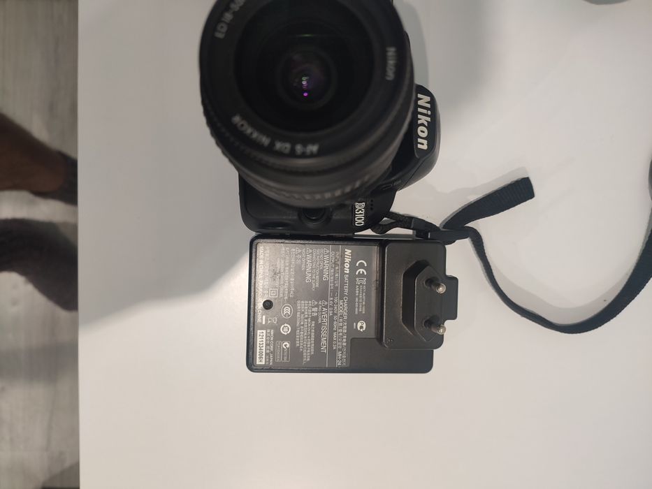 Продам майже новий Nikon D3100 з кітовим об'єктивом