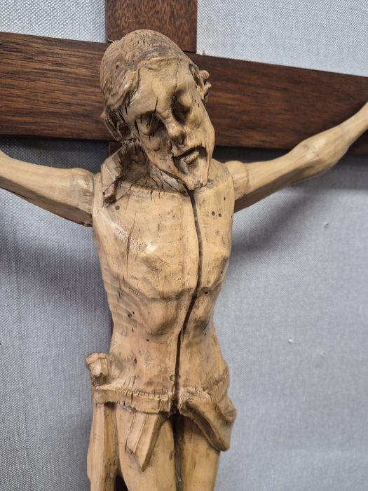 Crucifixo Antigo em Madeira Esculpida (Século XIX) - Arte Sacra.