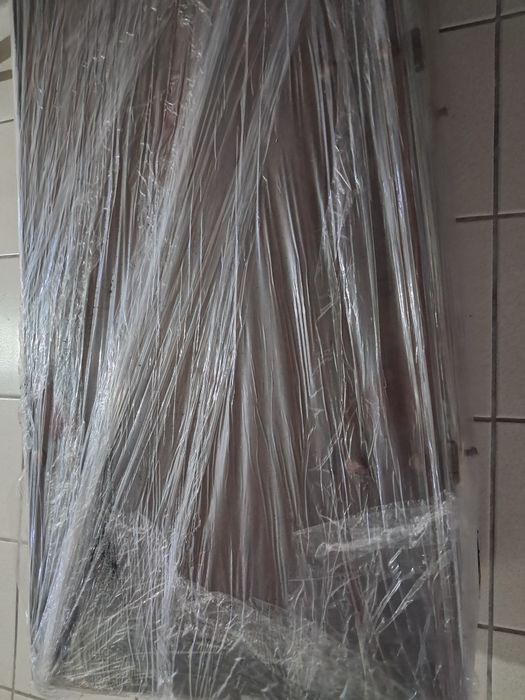 Cómoda madeira escura