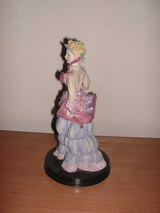 Estatueta Dama Antiga e Menina com Flores em Porcelana