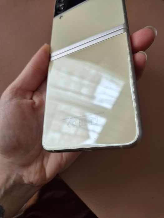 Samsung Z Flip3 8/256 cream,  та чохли